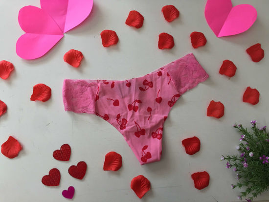 Imagen de PINK Panty Tanga No-Show Rosa Cerezas Detalle de Encaje